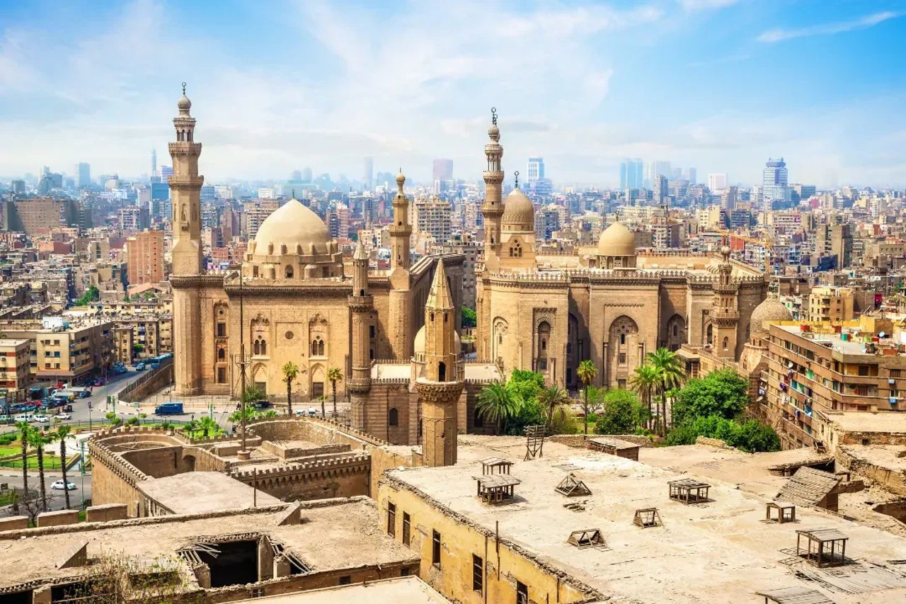 Mosquée à coupoles et minarets dominant les toits du vieux Caire
