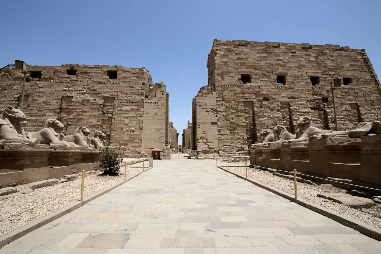 Sphingenallee, die zum Pylon eines Tempels in Luxor führt