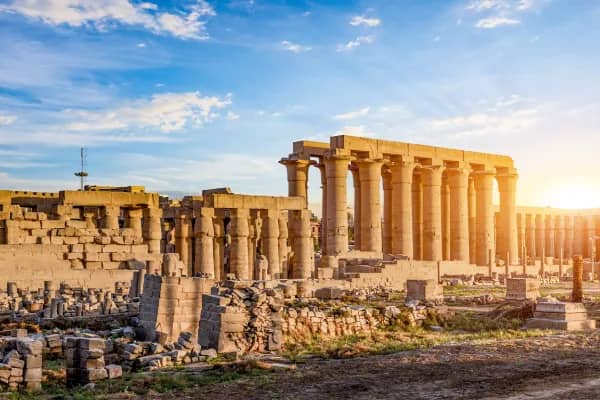 Säulengang des Luxor-Tempels im Abendlicht