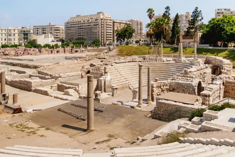 Teatro romano riportato alla luce, con le gradinate e gli edifici della città sullo sfondo, Alessandria d'Egitto