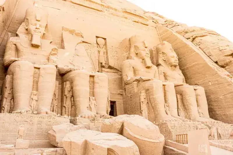 Detalle de los colosos sentados a la entrada del templo de Abu Simbel