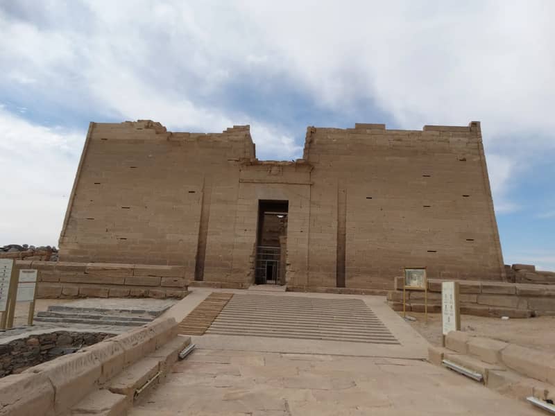 Pilono de piedra y escalinata del templo de Kalabsha, a orillas del lago Nasser