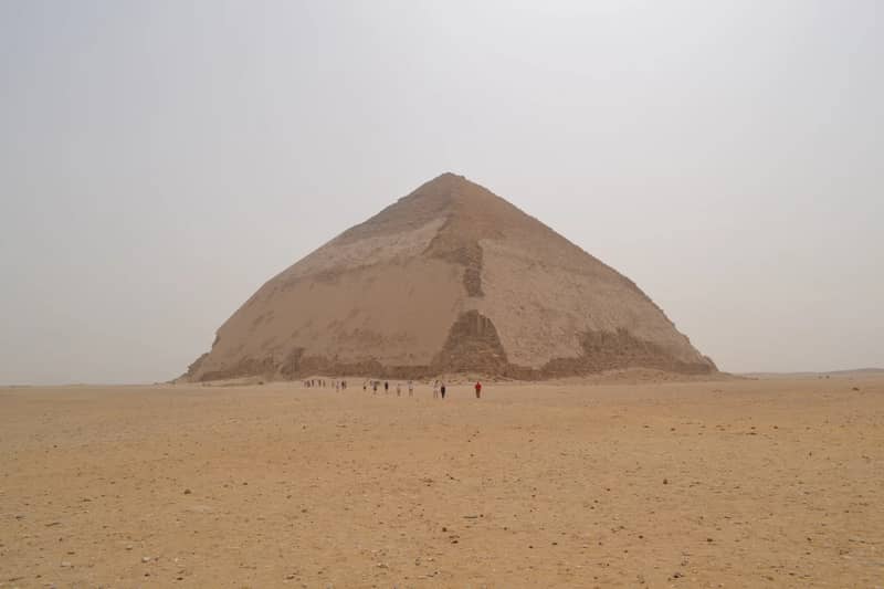 Die Knickpyramide von Dahschur in flacher Wüste bei dunstigem Licht
