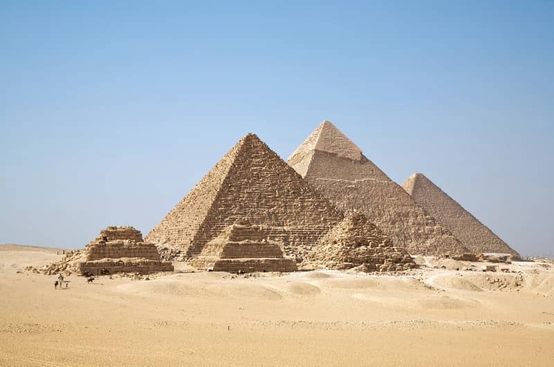 Chephren- und Mykerinos-Pyramide auf dem Plateau von Gizeh, davor eine kleine Königinnenpyramide