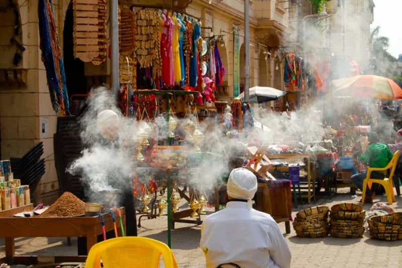 Weihrauch und hängende Stoffe an einem Basarstand im Khan el-Khalili, Kairo