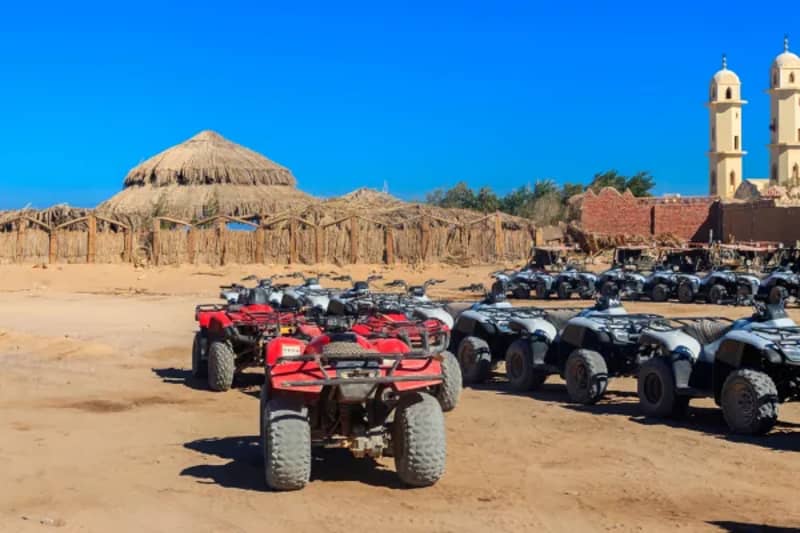 Abgestellte Quads an einem Halt der Wüstensafari bei Hurghada
