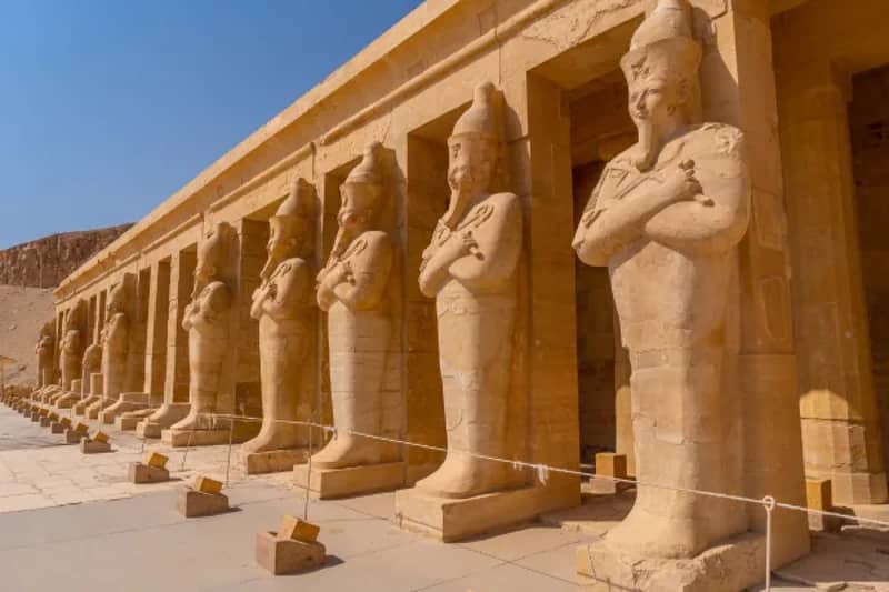 Fila di statue osiriache lungo il colonnato del Tempio di Hatshepsut