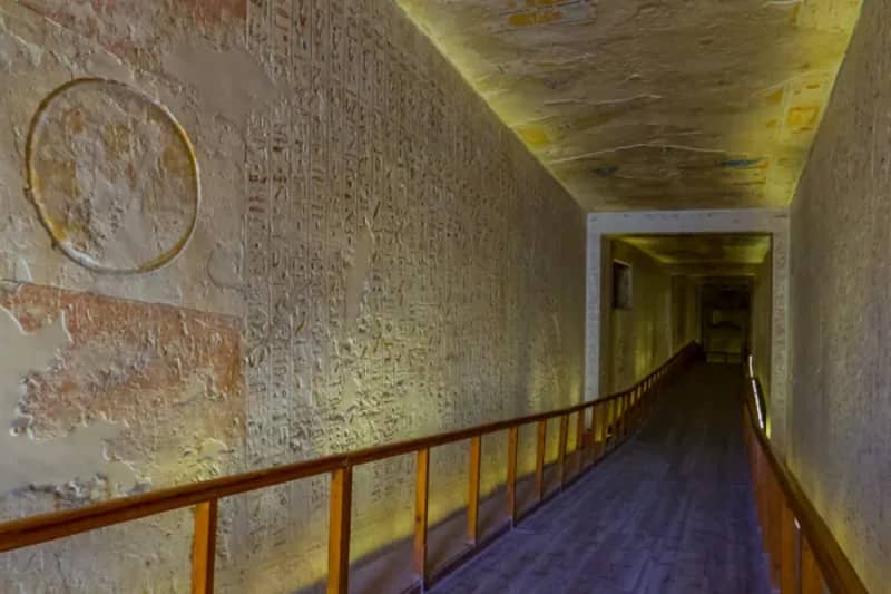 Corridoio illuminato con pareti dipinte all'interno di una tomba reale nella Valle dei Re