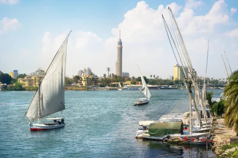 Feluche sul Nilo al Cairo con la Torre del Cairo sullo sfondo