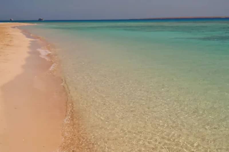 Sabbia chiara e acqua bassa e limpida su una spiaggia dell'isola di Giftun