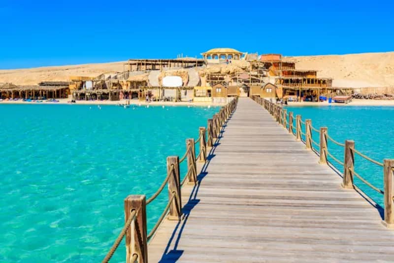 Holzsteg zu Strandgebäuden an der Orange Bay