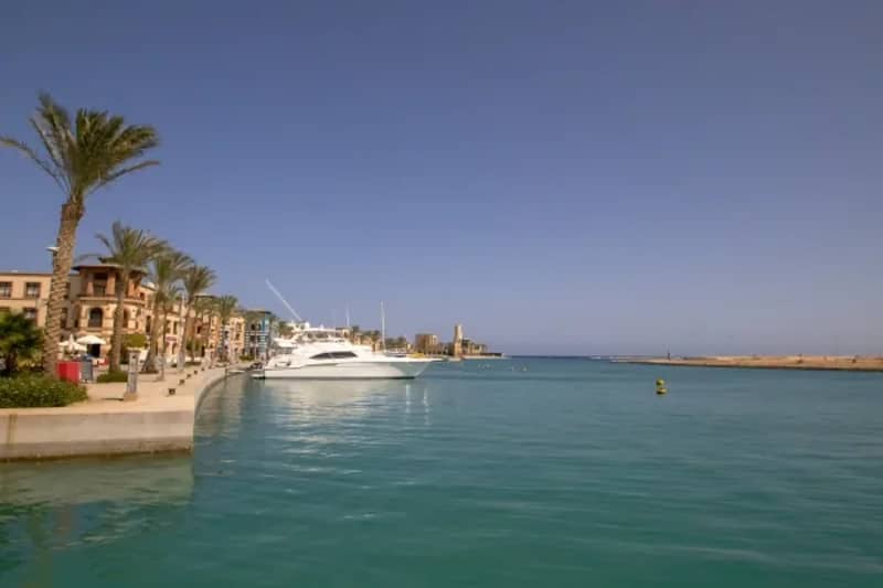 Yacht ormeggiato nella marina di Port Ghalib